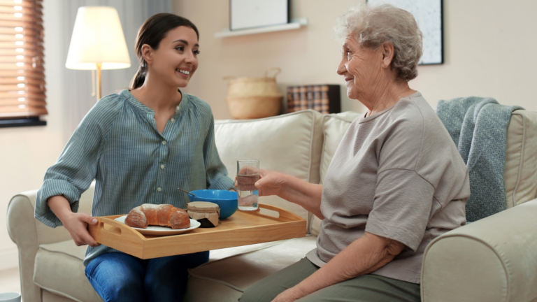 In Home Elderly Care Assistance for Seniors – Complete Family Care Guide
